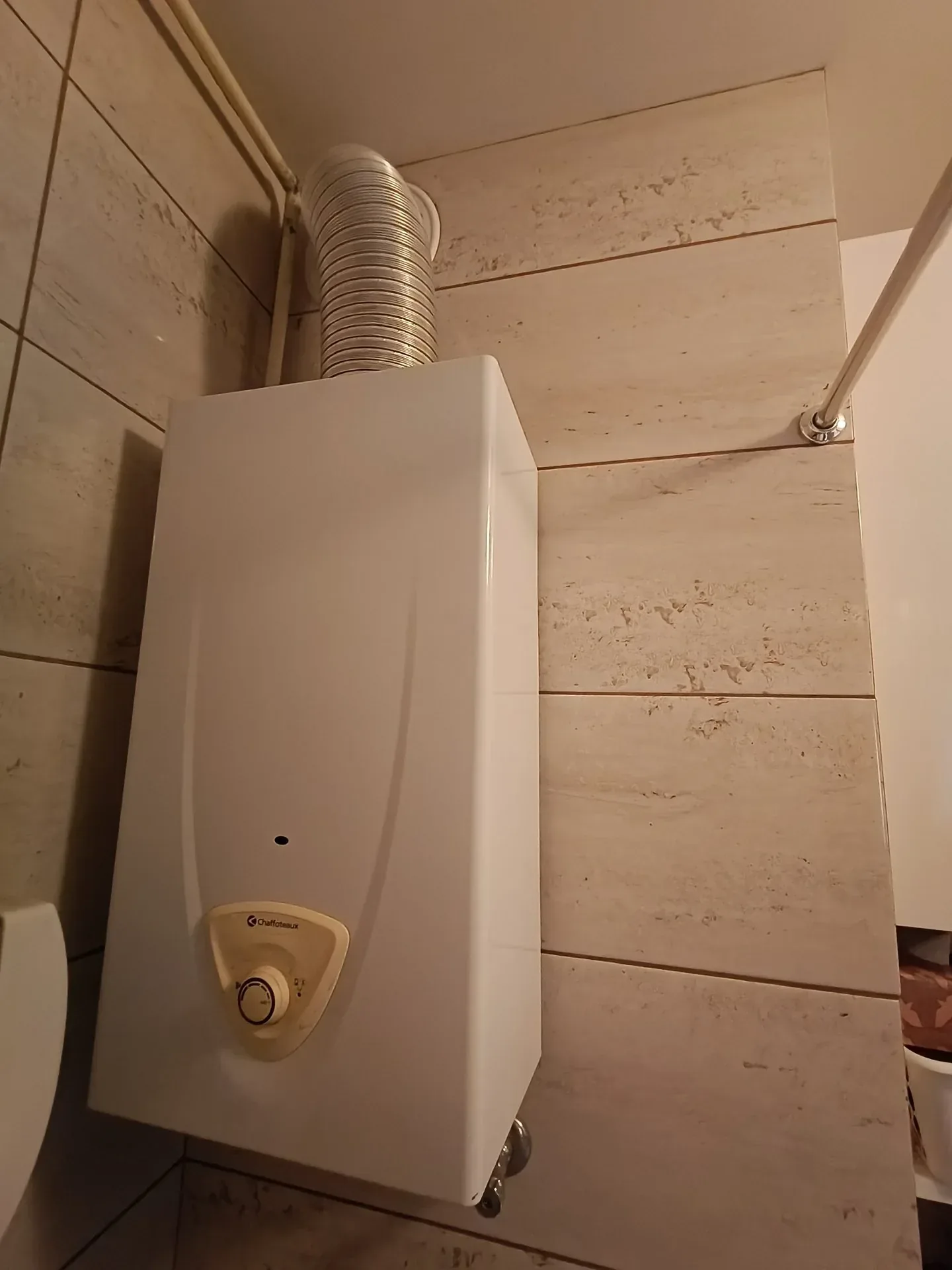Montaż podgrzewacza wody w trakcie prac