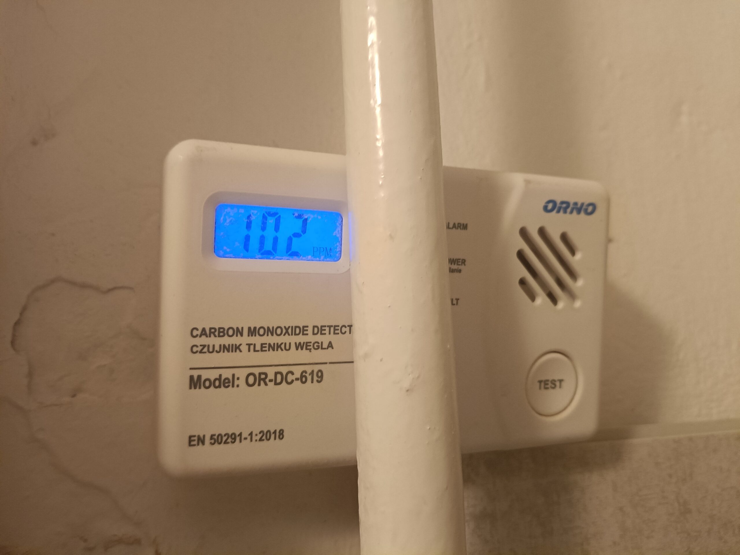 Czujnik tlenku węgla ORNO pokazujący 102 ppm